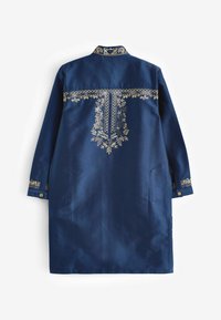 Indumento blu navy con una finitura testurizzata, caratterizzato da dettagli ricamati in oro lungo il colletto, il petto e i polsini. Maniche lunghe classiche.