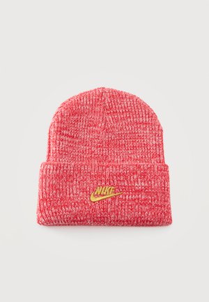 Bonnet Nike en maille corail et blanc, avec un revers et un logo doré, présenté sur un fond uni.