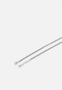 Corrente de metal prateado com uma textura suave, apresentando um fecho tipo lagosta e uma extensão de corrente com comprimento ajustável.