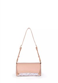 Borsa a tracolla in pelle rosa con forma strutturata, caratterizzata da una base decorata e una tracolla regolabile. Dettagli in metallo dorato.