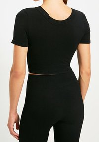 Trendyol Jednoduché tričko - black