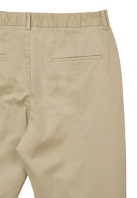 Pantaloni di cotone beige con vita elastica, dotati di due tasche posteriori con alette e una texture liscia. Design semplice a taglio dritto.