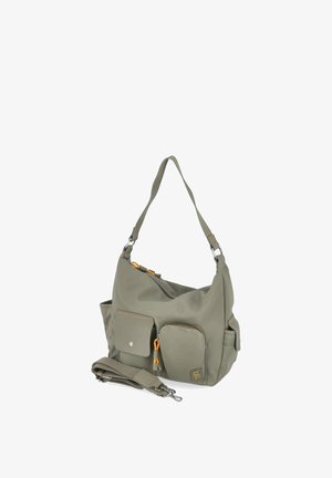 Oliwkowa torba na ramię z wieloma przednimi kieszeniami, pomarańczowymi suwakami, odpinanym regulowanym paskiem i materiałowym uchwytem.