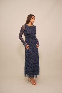 Navy blue pitkähihaista mekkoa, jossa on kukkakuosi, istuva bodice ja läpikuultavat hihat. Väljä hame verkkovuorella, nilkkamittainen helma.