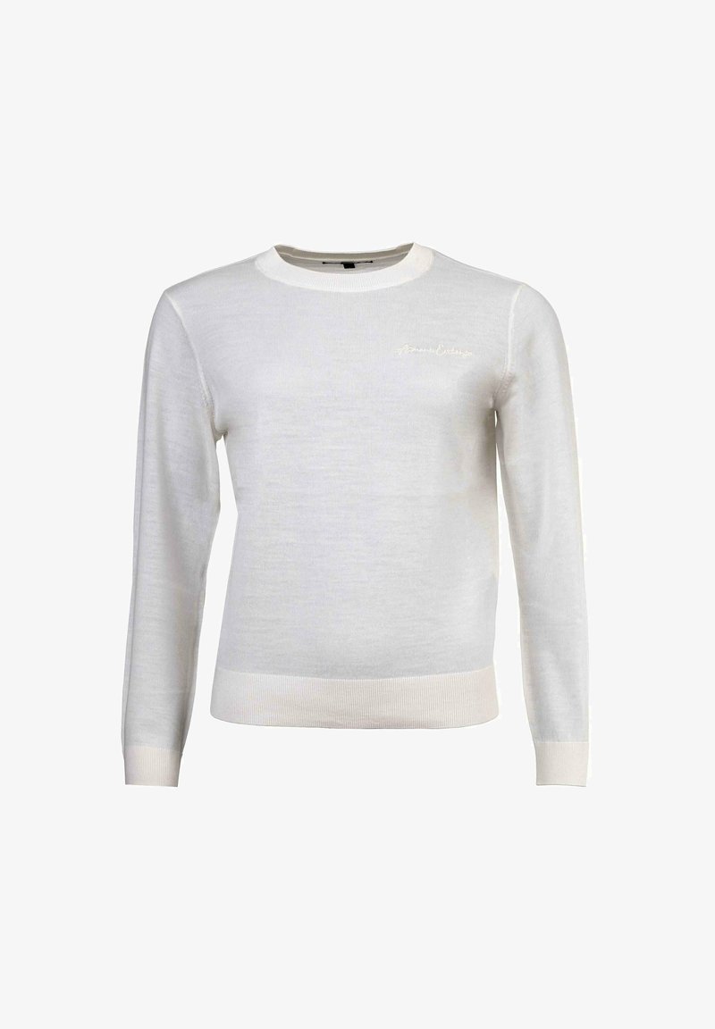 Maglione bianco lavorato a maglia con maniche lunghe, scollo rotondo e polsini a coste. Presenta un logo ricamato discreto sul petto. Texture morbida.