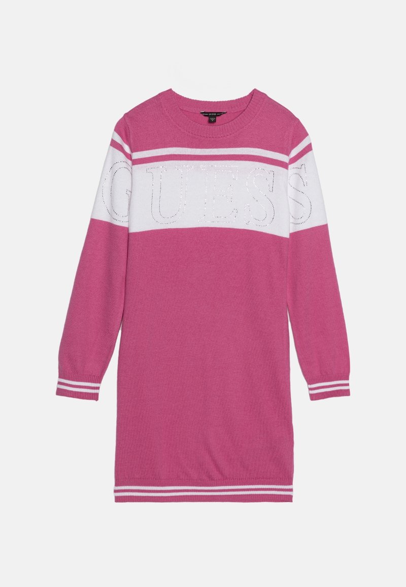 Robe tricotée rose à manches longues avec une bande blanche sur la poitrine et les manches affichant « GUESS » en lettres scintillantes.