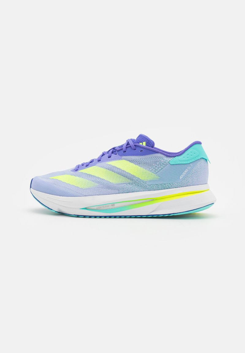 Világos lila Adidas futócipő sárga csíkokkal, türkiz színű saroktabbal, fehér középtalppal és "ADIZERO SL 2" felirattal az oldalán.