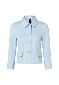 Lichtblauwe jas van gladde stof, met een klassieke kraag, vierknops sluiting aan de voorkant en twee klepzakken.