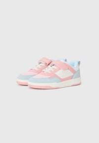 Baskets roses et bleu clair avec un dessus texturé, des accents blancs, un col rembourré et une sangle Velcro. Présente une pointe perforée pour la ventilation.