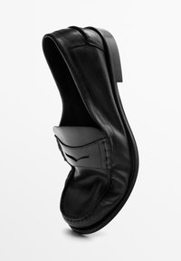 Schwarzer Lederschuh mit abgerundetem Zehenbereich, niedrigem Absatz und gesteppten Details. Verfügt über einen glatten Schaft und ein markantes vorderes Highlight.