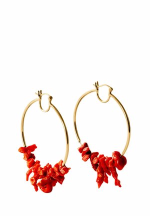Pendientes de aro de oro con racimos de acentos de coral rojo irregular en la parte inferior, destacando su textura natural y color vibrante.