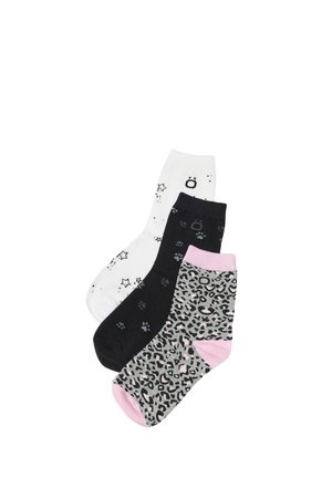 Set von drei Socken: weiß mit Sternenmuster, schwarz mit Pfotenabdrücken und grau mit Leopardenmuster und pinken Akzenten. Aus Baumwollmischung.