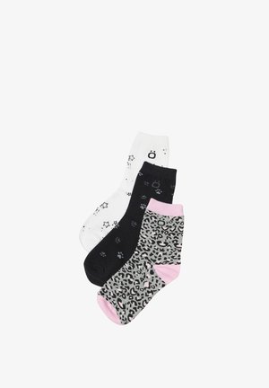 Juego de tres pares de calcetines: blancos con estampado de estrellas, negros con huellas de patas y grises con estampado de leopardo y acentos en rosa. Material de mezcla de algodón.