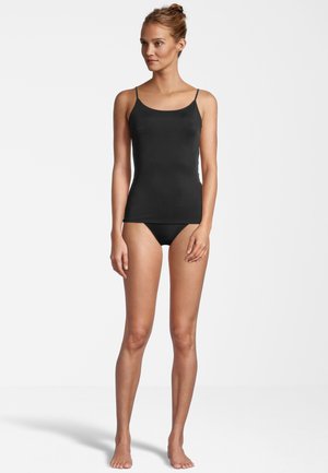 Camisola nera con spalline sottili, texture liscia e design aderente, abbinata a culotte bikini nere coordinate. Semplice e minimal.