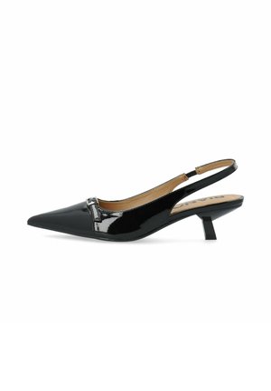 Chaussure slingback pointue en cuir verni noir avec un petit talon kitten et un détail de petite boucle près des orteils.