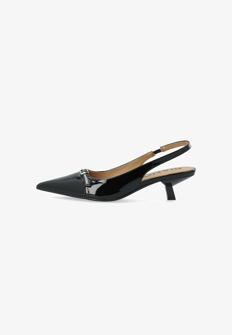 Chaussure slingback pointue en cuir verni noir avec un petit talon kitten et un détail de petite boucle près des orteils.