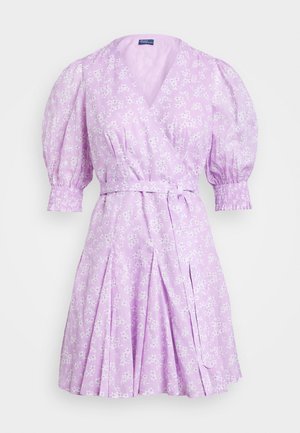 Robe portefeuille en lavande avec des manches bouffantes, motif floral, taille cintrée et jupe plissée. Fabriquée en tissu léger, offrant une texture douce.