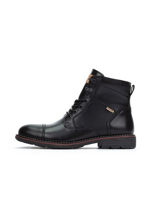 Stivaletto alla caviglia in pelle nera con lacci, puntale cucito, pannello laterale texturizzato, linguetta sul tallone e tacco basso impilato su sfondo bianco.
