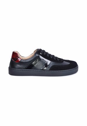 Niski czarny skórzany sneaker z czarnymi sznurówkami, teksturowanymi detalami po bokach i błyszczącym czerwonym wzorem z wężowej skóry na pięcie.
