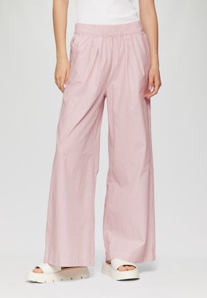 Roze en witte gestreepte wijde broek met een elastische tailleband, gemaakt van een lichtgewicht stof en met een comfortabele pasvorm. Gecombineerd met chunky witte sandalen.