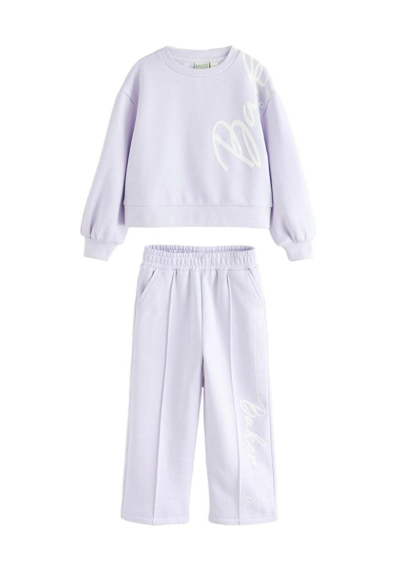 Lilla to-delt sæt bestående af en cropped sweatshirt med lange ærmer og en elastisk talje på breddebenede bukser, begge med hvide tekstdetaljer.