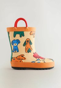 Orange und gelbe Gummiregenstiefel mit abgerundetem Zehenbereich, bedruckt mit bunten Hundemotiven, ausgestattet mit einem roten Griff und einer strukturierten schwarzen Sohle.