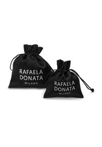 Dve majhne črne satenske torbice na vrvico z besedilom "RAFAELA DONATA MILANO" v beli. Mehka tekstura, zategnjeni vrhovi in gladka površina.
