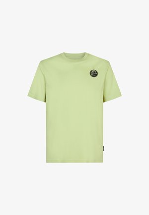 Lys grøn bomulds T-shirt med korte ærmer, rund halsudskæring og et rundt sort logo på brystet. Etiketten er synlig på siden.