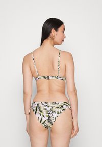 Conjunto de biquíni com estampa de folhas de palmeira tropicais em verde e rosa. Alças ajustáveis com fecho de gancho nas costas. Tecido suave.