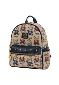 Rucsac bej cu un design de urs de desene animate, accente navy, patch cu logo negru, botezuri aurii pe buzunarul din față și bretele ajustabile.