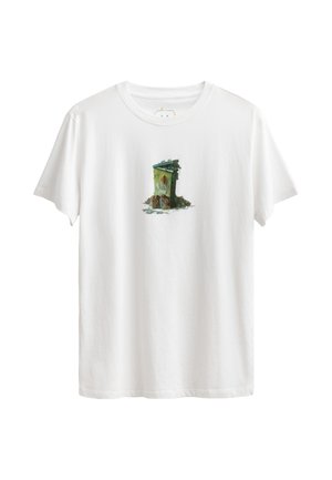 T-shirt bianco in cotone con un'illustrazione colorata di un bidone della spazzatura con animali che sbirciano fuori, su uno sfondo semplice.