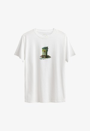 T-shirt bianco in cotone con un'illustrazione colorata di un bidone della spazzatura con animali che sbirciano fuori, su uno sfondo semplice.