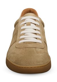 Sneaker beige in suede con lacci bianchi, superficie texturizzata, punta rotonda e suola in gomma color cuoio. Presenta una linguetta imbottita di colore beige.