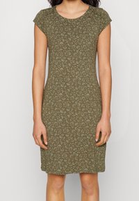 Oliwkowa sukienka z krótkimi rękawami, okrągłym dekoltem i kwiatowym wzorem w jaśniejszym odcieniu zieleni. Gładki materiał o dopasowanym kroju.