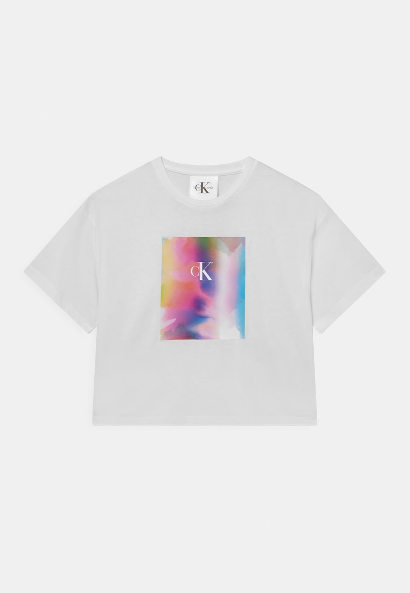 Calvin Klein Jeans PRIDE CROPPED TEE - Camiseta estampada - white