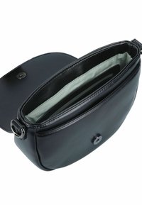 Schwarze Leder-Crossbody-Tasche mit runder Form, magnetischem Verschluss und grünem Stoffinnenraum mit Fächern zur Organisation.