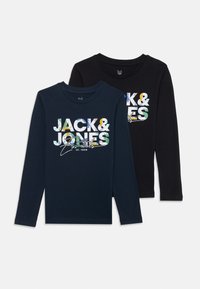 Du galošinės ilgomis rankovėmis T-marškiniai, vieni tamsiai mėlyni, kiti juodi, su spalvinga „JACK & JONES“ grafika priekyje ir parašu žemiau.