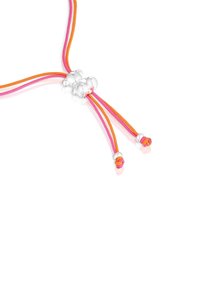 Braccialetto regolabile colorato con tre cordini intrecciati in rosa, arancione e rosa chiaro, con una perlina separatrice in argento al nodo.