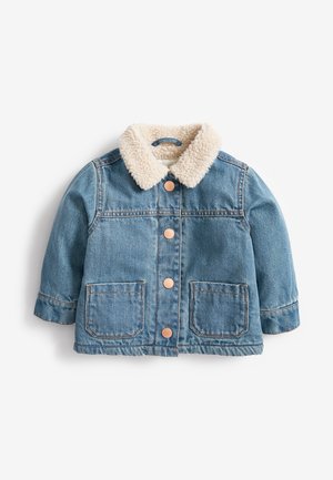 Veste en jean bleue pour enfants avec col sherpa beige, boutons en cuivre sur le devant, et deux poches plaquées devant.