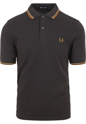 Polo oscuro con una tapeta de tres botones, cuello plegado con franjas amarillas y blancas, y un pequeño logo bordado en oro.