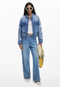 Desigual WITH ORIENTAL EMBROIDERY - Spijkerjas - blue