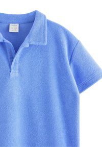 Hellblaues Frottee-Kurzarm-Poloshirt mit offenem Kragen und sichtbarem Größenetikett im Halsausschnitt.