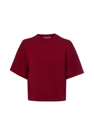 Camiseta corta de manga corta burgundy con cuello redondo y corte holgado sobre fondo blanco.