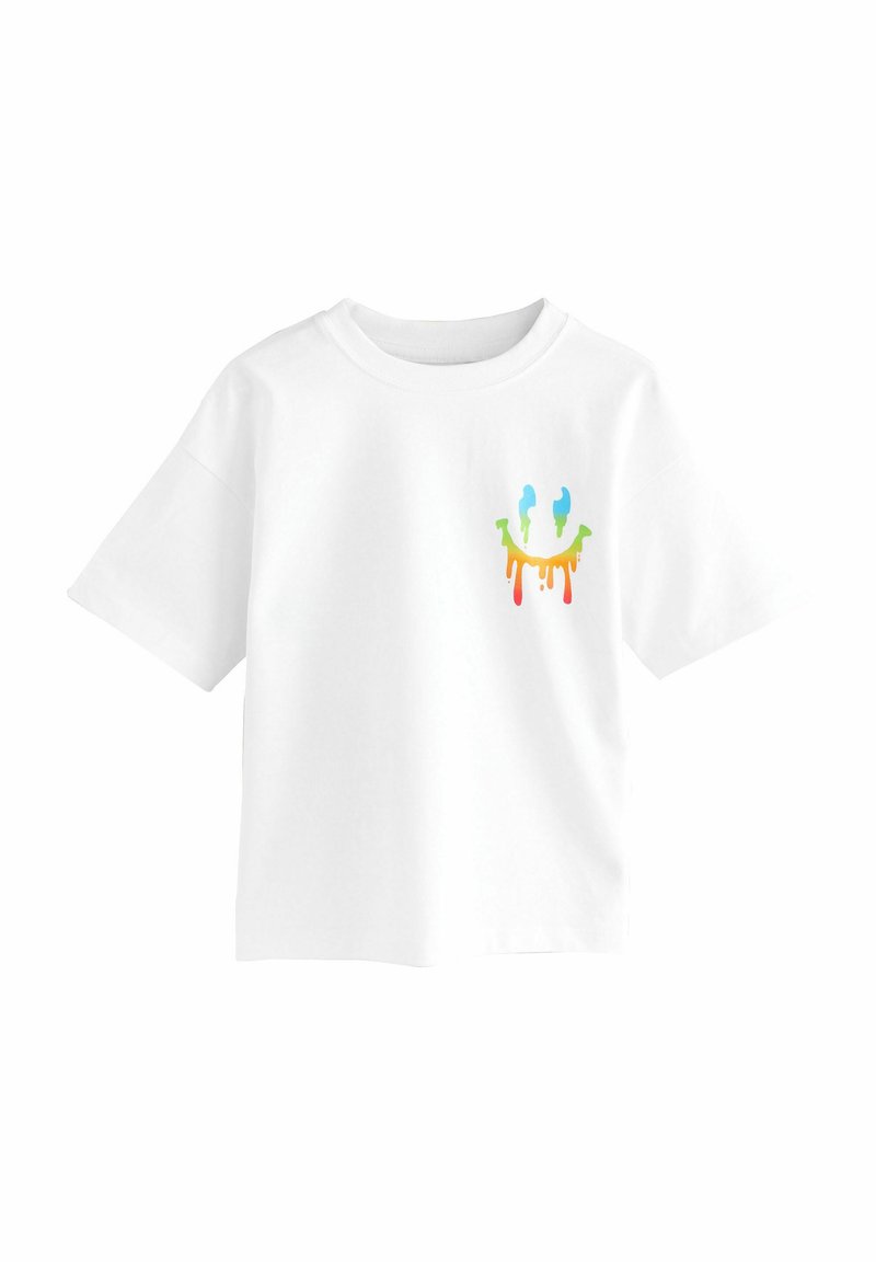 Hvid bomulds t-shirt med et farverigt grafisk design med grønne, blå og orange dråber over et smilende ansigt motiv. Korte ærmer.