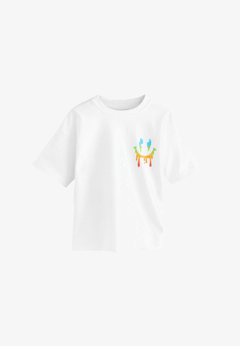 Hvid bomulds t-shirt med et farverigt grafisk design med grønne, blå og orange dråber over et smilende ansigt motiv. Korte ærmer.