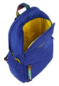 Mochila azul con un interior amarillo, que cuenta con un bolsillo frontal con cremallera, un bolsillo lateral con cordón y tirantes de hombro a rayas de colores.
