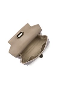 Borsa a tracolla in pelle grigia con una forma strutturata, apertura superiore a pattina, hardware dorato e rivestimento interno morbido. Include una piccola tasca con zip all'interno.