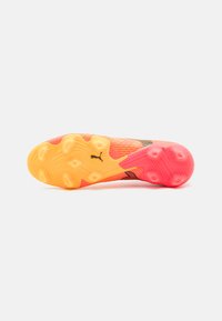 Fussballschuh mit einer strukturierten, mehrfarbigen Außensohle in Orange und Pink, ausgestattet mit Traktionsstollen und einem auffälligen schwarzen Logo.