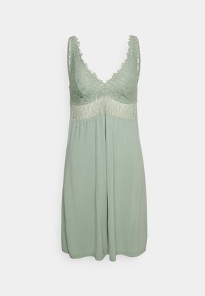 Robe vert clair en tissu doux. Présente un décolleté en V avec des bordures en dentelle et un corsage brodé, tombant librement depuis la taille.