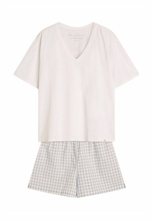 Biała koszulka z krótkim rękawem w serek z bawełny, zestawiona z krótkimi spodniami w jasnoniebieską kratkę. Prosty, casualowy zestaw do relaksu.